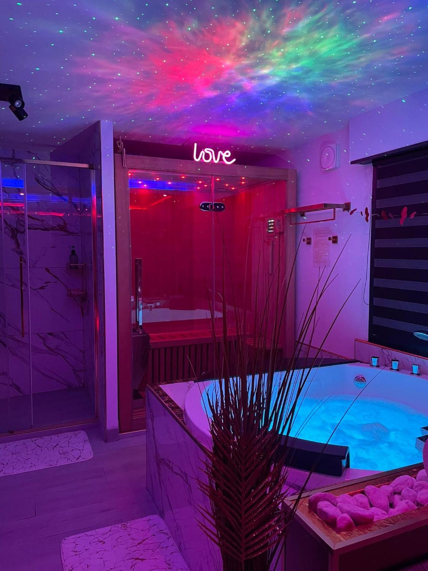 L'aurore De Charme, Clim Jacuzzi, Sauna, Piscine Chauffée Cuisine... Hébergement de vacances *